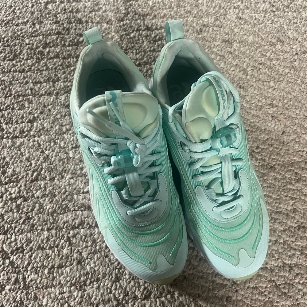 Nike Air 270 React